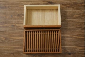 和製ビンテージ　美品　屋久杉　優しい色合いと杢目が魅力的な茶箪笥(茶タンス、収納棚、戸棚、茶棚、飾り棚、キャビネット、ヴィンテージ)(定価約30万円)(R-078956)