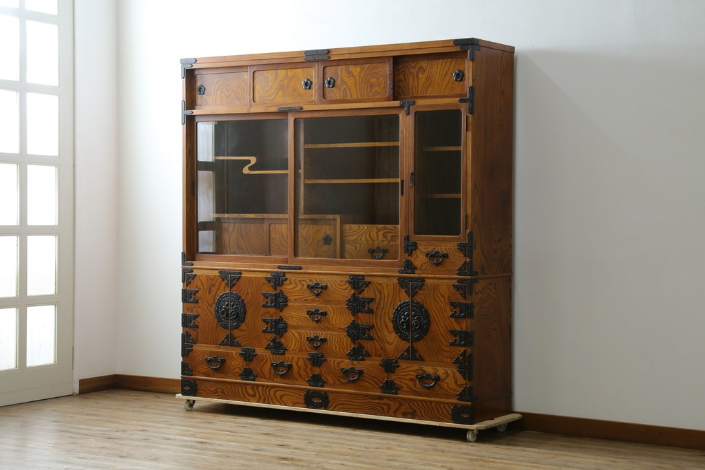 中古　岩谷堂箪笥　力強い杢目と黒々とした金具が迫力ある茶箪笥　(R-078957)