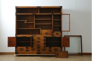 中古　岩谷堂箪笥　力強い杢目と黒々とした金具が迫力ある茶箪笥　(R-078957)