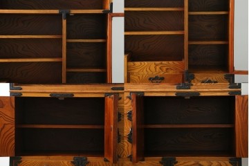 中古　岩谷堂箪笥　力強い杢目と黒々とした金具が迫力ある茶箪笥　(R-078957)