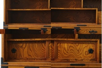 中古　岩谷堂箪笥　力強い杢目と黒々とした金具が迫力ある茶箪笥　(R-078957)