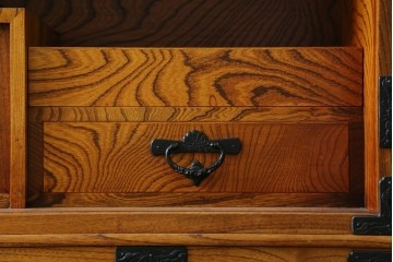 中古　岩谷堂箪笥　力強い杢目と黒々とした金具が迫力ある茶箪笥　(R-078957)