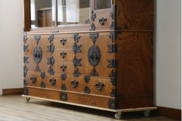中古　岩谷堂箪笥　力強い杢目と黒々とした金具が迫力ある茶箪笥　(R-078957)