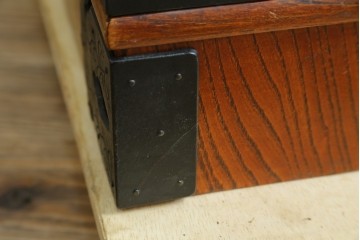 中古　岩谷堂箪笥　力強い杢目と黒々とした金具が迫力ある茶箪笥　(R-078957)