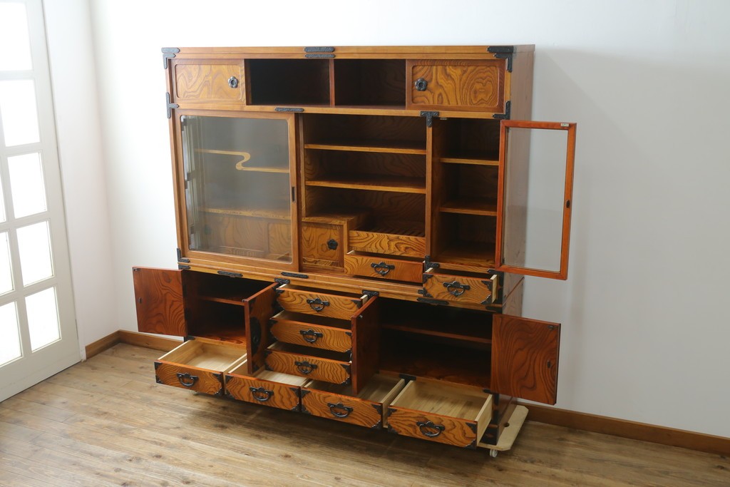 中古　岩谷堂箪笥　力強い杢目と黒々とした金具が迫力ある茶箪笥　(R-078957)