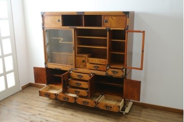 中古　岩谷堂箪笥　力強い杢目と黒々とした金具が迫力ある茶箪笥　(R-078957)