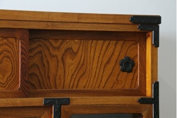 中古　岩谷堂箪笥　力強い杢目と黒々とした金具が迫力ある茶箪笥　(R-078957)