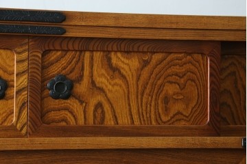 中古　岩谷堂箪笥　力強い杢目と黒々とした金具が迫力ある茶箪笥　(R-078957)