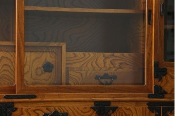 中古　岩谷堂箪笥　力強い杢目と黒々とした金具が迫力ある茶箪笥　(R-078957)