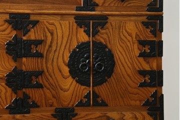 中古　岩谷堂箪笥　力強い杢目と黒々とした金具が迫力ある茶箪笥　(R-078957)