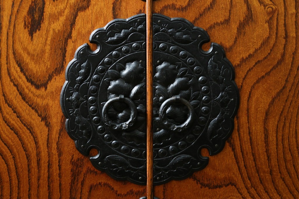 中古　岩谷堂箪笥　力強い杢目と黒々とした金具が迫力ある茶箪笥　(R-078957)