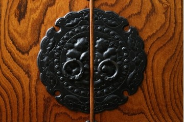 中古　岩谷堂箪笥　力強い杢目と黒々とした金具が迫力ある茶箪笥　(R-078957)