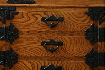 中古　岩谷堂箪笥　力強い杢目と黒々とした金具が迫力ある茶箪笥　(R-078957)