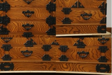 中古　岩谷堂箪笥　力強い杢目と黒々とした金具が迫力ある茶箪笥　(R-078957)