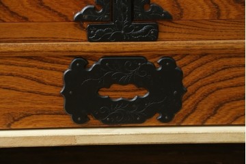 中古　岩谷堂箪笥　力強い杢目と黒々とした金具が迫力ある茶箪笥　(R-078957)