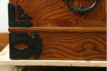 中古　岩谷堂箪笥　力強い杢目と黒々とした金具が迫力ある茶箪笥　(R-078957)