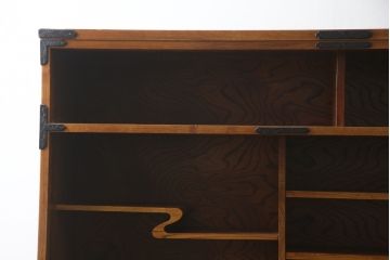 中古　伝統民芸　岩谷堂箪笥　力強い杢目と金具が迫力のある茶棚(茶箪笥、収納棚、戸棚、食器棚、引き出し、上下バラ売り可能)(R-078957)