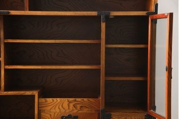 中古　伝統民芸　岩谷堂箪笥　力強い杢目と金具が迫力のある茶棚(茶箪笥、収納棚、戸棚、食器棚、引き出し、上下バラ売り可能)(R-078957)