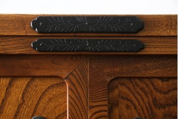 中古　伝統民芸　岩谷堂箪笥　力強い杢目と金具が迫力のある茶棚(茶箪笥、収納棚、戸棚、食器棚、引き出し、上下バラ売り可能)(R-078957)