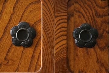 中古　伝統民芸　岩谷堂箪笥　力強い杢目と金具が迫力のある茶棚(茶箪笥、収納棚、戸棚、食器棚、引き出し、上下バラ売り可能)(R-078957)