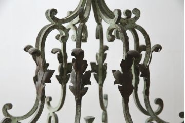 フランスアンティーク　ロートアイアン製　華やかな装飾が目を引くキャンドルシャンデリア(キャンドルスタンド、蝋燭台、ろうそく立て、天井照明、吊り下げ照明、ペンダントライト)(R-078961)