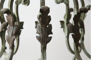 フランスアンティーク　ロートアイアン製　華やかな装飾が目を引くキャンドルシャンデリア(キャンドルスタンド、蝋燭台、ろうそく立て、天井照明、吊り下げ照明、ペンダントライト)(R-078961)