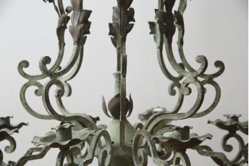 フランスアンティーク　ロートアイアン製　華やかな装飾が目を引くキャンドルシャンデリア(キャンドルスタンド、蝋燭台、ろうそく立て、天井照明、吊り下げ照明、ペンダントライト)(R-078961)