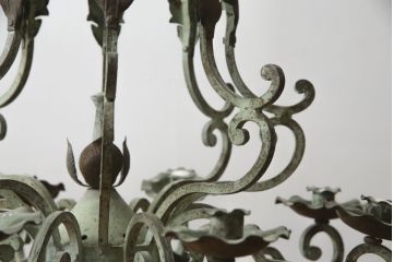 フランスアンティーク　ロートアイアン製　華やかな装飾が目を引くキャンドルシャンデリア(キャンドルスタンド、蝋燭台、ろうそく立て、天井照明、吊り下げ照明、ペンダントライト)(R-078961)