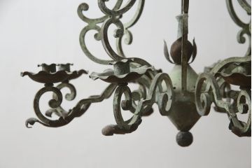フランスアンティーク　ロートアイアン製　華やかな装飾が目を引くキャンドルシャンデリア(キャンドルスタンド、蝋燭台、ろうそく立て、天井照明、吊り下げ照明、ペンダントライト)(R-078961)