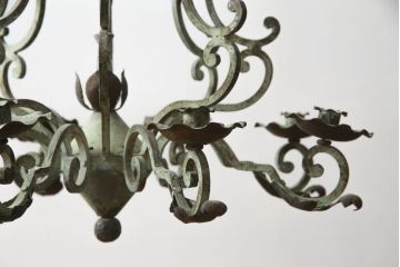 フランスアンティーク　ロートアイアン製　華やかな装飾が目を引くキャンドルシャンデリア(キャンドルスタンド、蝋燭台、ろうそく立て、天井照明、吊り下げ照明、ペンダントライト)(R-078961)