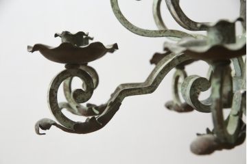 フランスアンティーク　ロートアイアン製　華やかな装飾が目を引くキャンドルシャンデリア(キャンドルスタンド、蝋燭台、ろうそく立て、天井照明、吊り下げ照明、ペンダントライト)(R-078961)