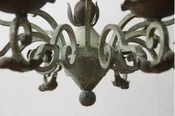 フランスアンティーク　ロートアイアン製　華やかな装飾が目を引くキャンドルシャンデリア(キャンドルスタンド、蝋燭台、ろうそく立て、天井照明、吊り下げ照明、ペンダントライト)(R-078961)