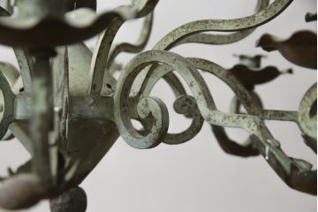フランスアンティーク　ロートアイアン製　華やかな装飾が目を引くキャンドルシャンデリア(キャンドルスタンド、蝋燭台、ろうそく立て、天井照明、吊り下げ照明、ペンダントライト)(R-078961)