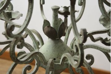 フランスアンティーク　ロートアイアン製　華やかな装飾が目を引くキャンドルシャンデリア(キャンドルスタンド、蝋燭台、ろうそく立て、天井照明、吊り下げ照明、ペンダントライト)(R-078961)