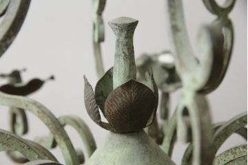 フランスアンティーク　ロートアイアン製　華やかな装飾が目を引くキャンドルシャンデリア(キャンドルスタンド、蝋燭台、ろうそく立て、天井照明、吊り下げ照明、ペンダントライト)(R-078961)