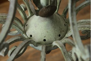 フランスアンティーク　ロートアイアン製　華やかな装飾が目を引くキャンドルシャンデリア(キャンドルスタンド、蝋燭台、ろうそく立て、天井照明、吊り下げ照明、ペンダントライト)(R-078961)