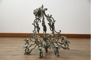 フランスアンティーク　ロートアイアン製　華やかな装飾が目を引くキャンドルシャンデリア(キャンドルスタンド、蝋燭台、ろうそく立て、天井照明、吊り下げ照明、ペンダントライト)(R-078961)
