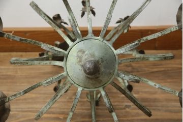 フランスアンティーク　ロートアイアン製　華やかな装飾が目を引くキャンドルシャンデリア(キャンドルスタンド、蝋燭台、ろうそく立て、天井照明、吊り下げ照明、ペンダントライト)(R-078961)