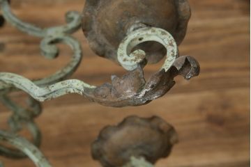 フランスアンティーク　ロートアイアン製　華やかな装飾が目を引くキャンドルシャンデリア(キャンドルスタンド、蝋燭台、ろうそく立て、天井照明、吊り下げ照明、ペンダントライト)(R-078961)