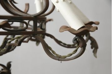 フランスアンティーク　ロートアイアン製　クラシカルなデザインが素敵なシャンデリア(天井照明、吊り下げ照明、ペンダントライト、蝋燭型、キャンドル型)(R-078962)