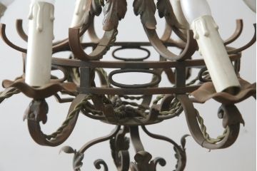 フランスアンティーク　ロートアイアン製　クラシカルなデザインが素敵なシャンデリア(天井照明、吊り下げ照明、ペンダントライト、蝋燭型、キャンドル型)(R-078962)