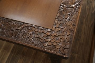 中古　美品　軽井沢彫り 贅沢な総彫り仕上げのダイニングテーブル(4人掛け、6人掛け、食卓)(定価約80万円)(R-078963)