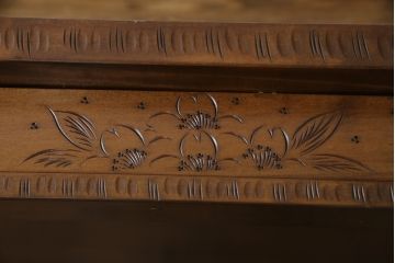 中古　美品　軽井沢彫り 贅沢な総彫り仕上げのダイニングテーブル(4人掛け、6人掛け、食卓)(定価約80万円)(R-078963)