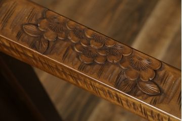 中古　美品　軽井沢彫り 贅沢な総彫り仕上げのダイニングテーブル(4人掛け、6人掛け、食卓)(定価約80万円)(R-078963)