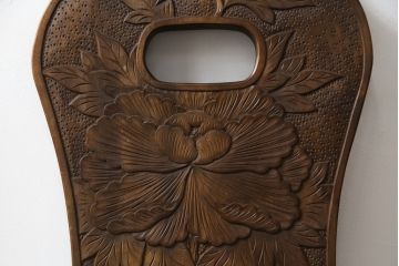 中古　美品　軽井沢彫り　牡丹　葡萄(ブドウ)　贅沢な総彫り仕上げのダイニングチェア4脚セット(板座チェア、アームレスチェア、椅子、イス)(R-078964)
