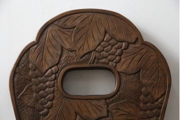 中古　美品　軽井沢彫り　牡丹　葡萄(ブドウ)　贅沢な総彫り仕上げのダイニングチェア4脚セット(板座チェア、アームレスチェア、椅子、イス)(R-078964)
