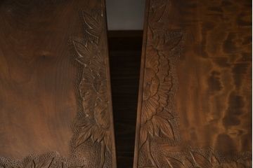 中古　美品　軽井沢彫り　牡丹　葡萄(ブドウ)　贅沢な総彫り仕上げのダイニングチェア4脚セット(板座チェア、アームレスチェア、椅子、イス)(R-078964)