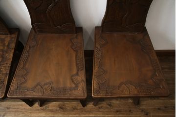 中古　美品　軽井沢彫り　牡丹　葡萄(ブドウ)　贅沢な総彫り仕上げのダイニングチェア4脚セット(板座チェア、アームレスチェア、椅子、イス)(R-078964)