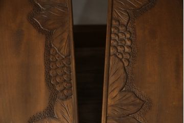 中古　美品　軽井沢彫り　牡丹　葡萄(ブドウ)　贅沢な総彫り仕上げのダイニングチェア4脚セット(板座チェア、アームレスチェア、椅子、イス)(R-078964)