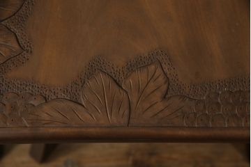 中古　美品　軽井沢彫り　牡丹　葡萄(ブドウ)　贅沢な総彫り仕上げのダイニングチェア4脚セット(板座チェア、アームレスチェア、椅子、イス)(R-078964)